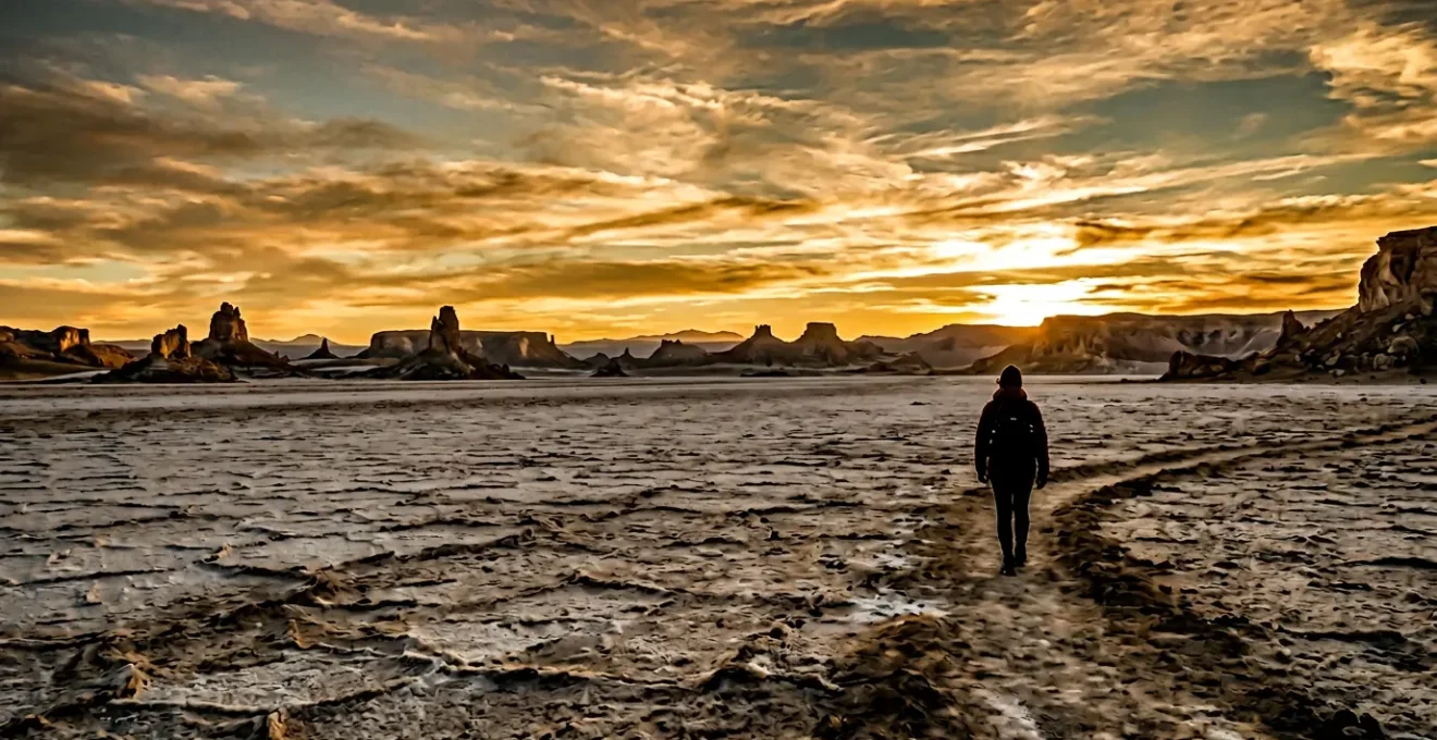 Voyageur seul dans un environnement totalement étranger, paysage surréaliste créant une sensation de désorientation volontaire
