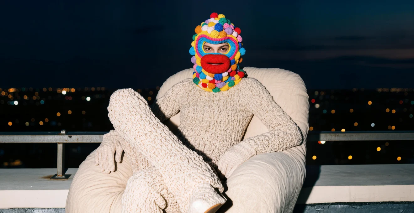 Une chef souriante échange avec un client dans un restaurant chaleureux, carnet de notes à la main, avec des légumes frais sur le comptoir