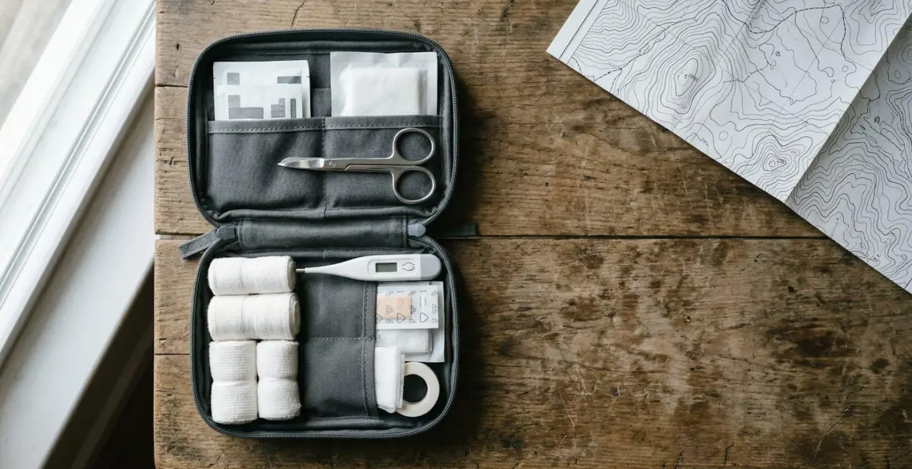 Vue d'ensemble d'une trousse de secours de voyage ouverte avec médicaments et matériel médical organisés