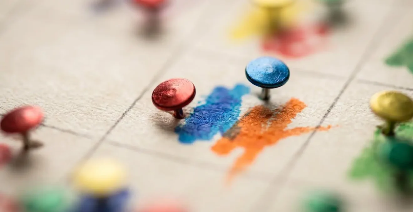 Calendrier avec marqueurs colorés indiquant les dates d'entrée et de sortie pour le calcul des jours de visa