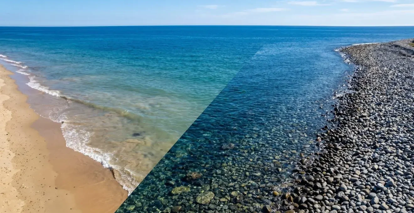 Vue aérienne montrant la transition entre une plage de sable et une zone de galets avec différentes teintes d'eau