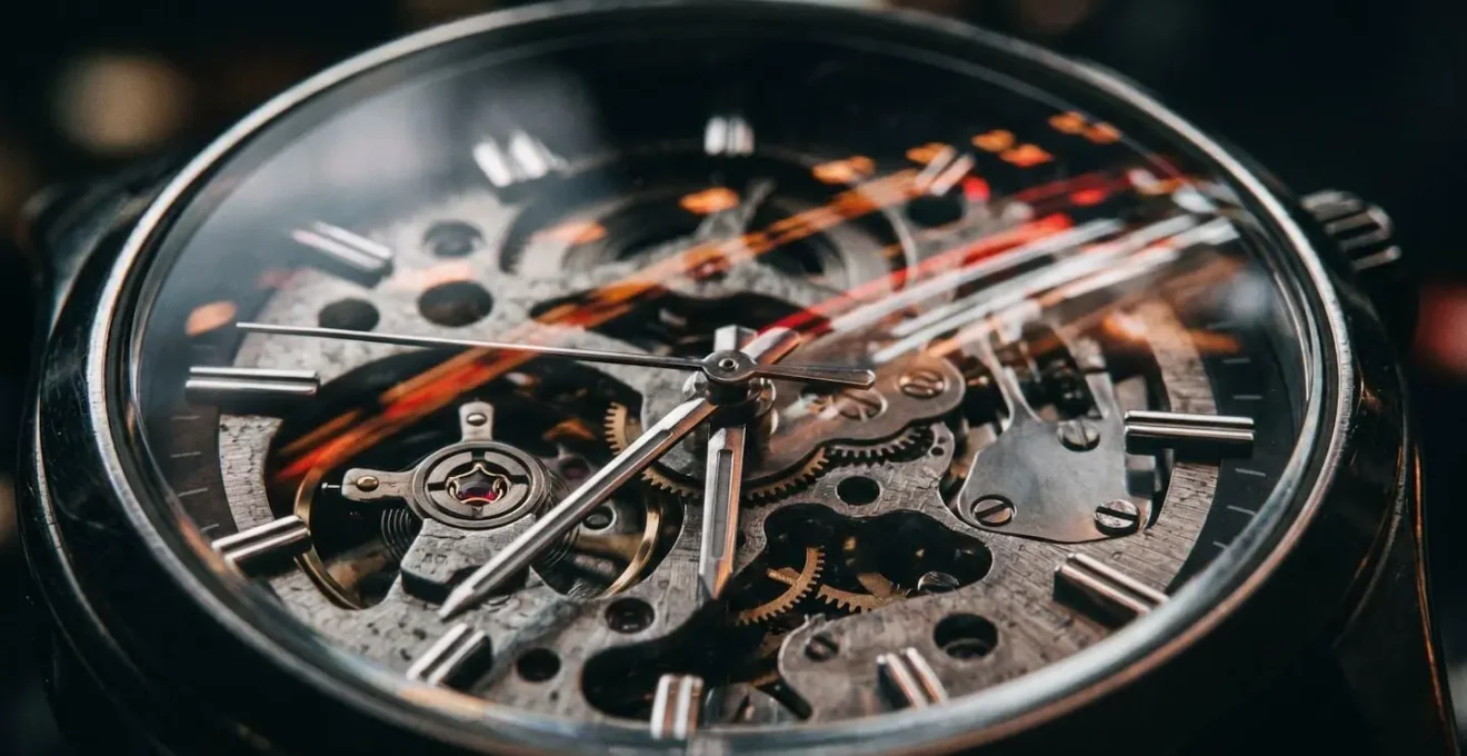Vue macro détaillée d'une montre avec reflets de circulation floue en arrière-plan