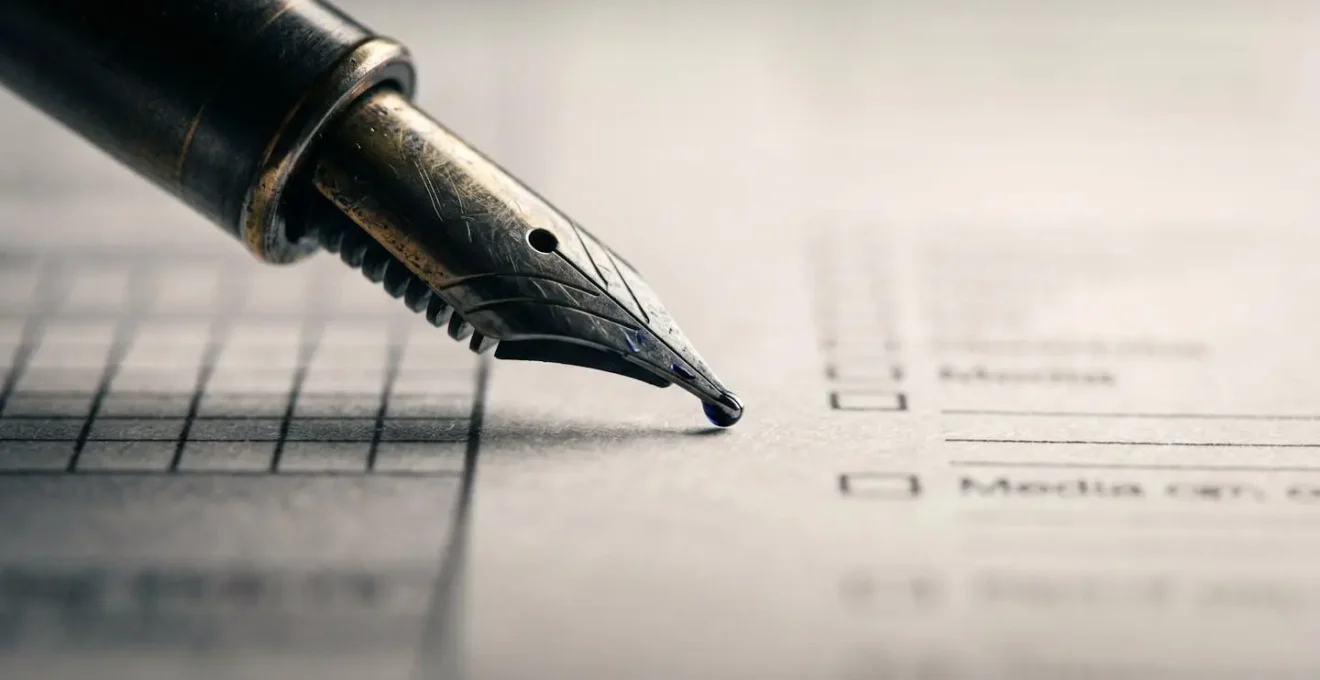 Gros plan sur un stylo remplissant un questionnaire médical pour assurance voyage